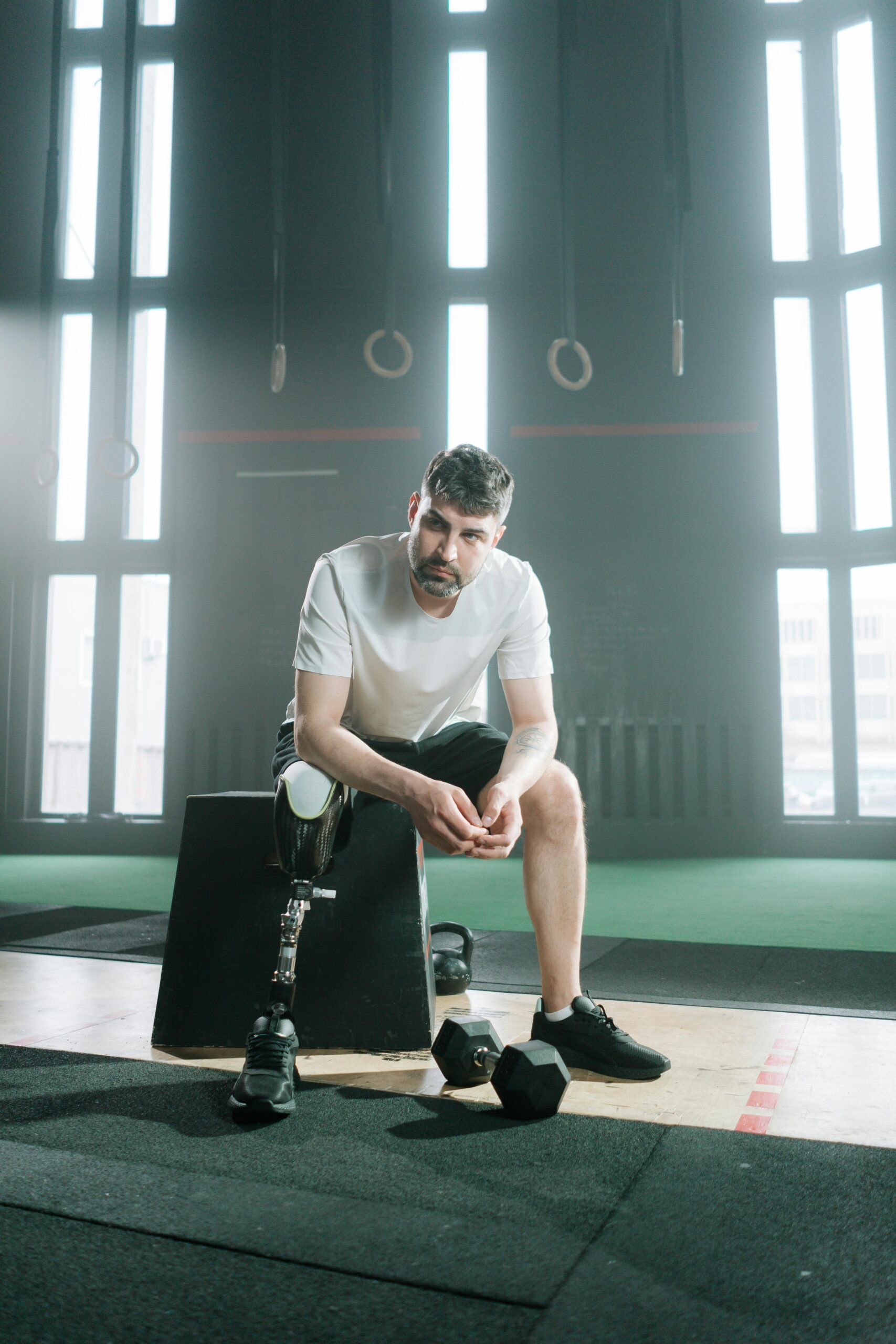Homme avec une prothèse qui fait de l'entraînement musculaire avec poids lourd