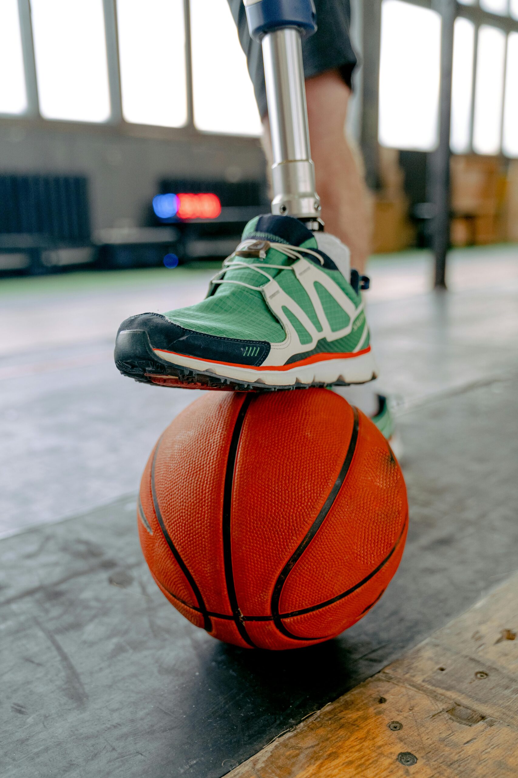 Homme avec une prothèse pratiquant du sport léger